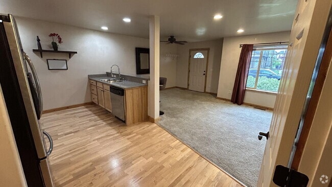 Building Photo - "Luxurious 3-Bed, 3-Bath Townhouse with Fi... Unit B
