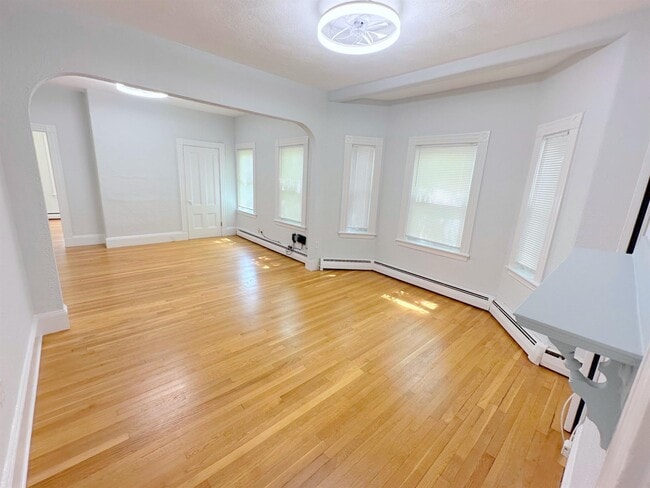 Building Photo - 6 Edward St Unit 3 Rental