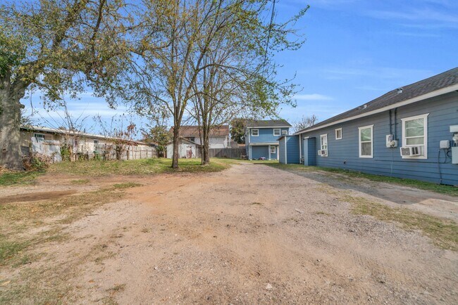 Photo - 7919 Brays St