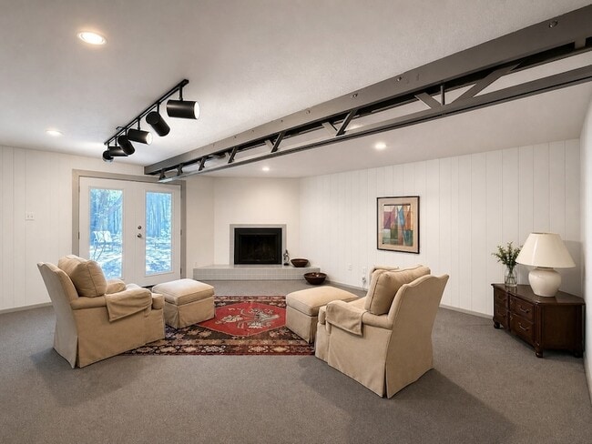 3401 Hanover Ln