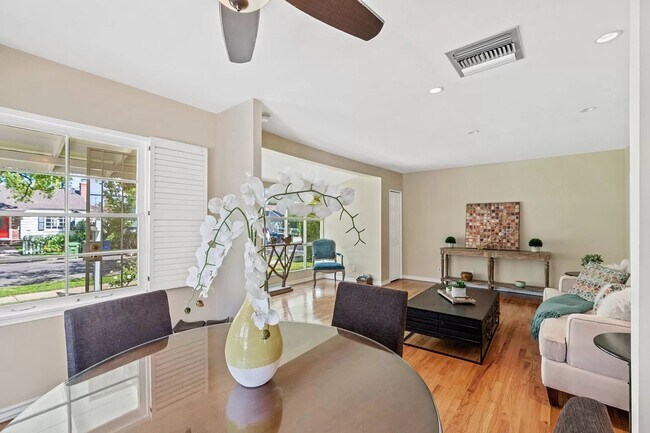 Hermosa sala de estar con pisos de madera - 14024 Peach Grove St