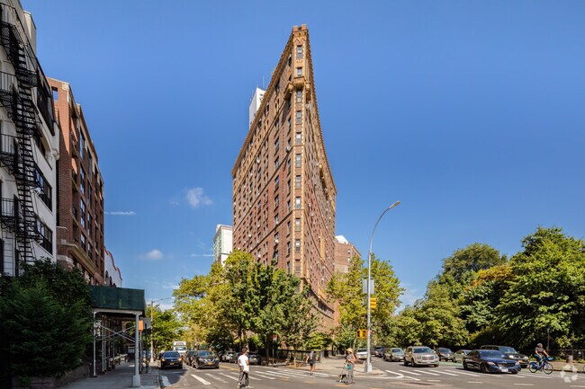 Photo - 47 Plaza St W