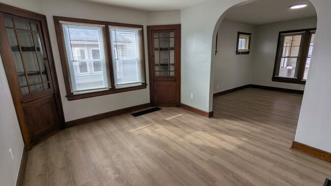 Building Photo - Charming 3 bedroom/1 bath home in the heart of Akron!