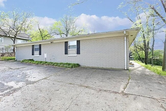 Building Photo - 803 N Van Buren St Unit 6 Rental