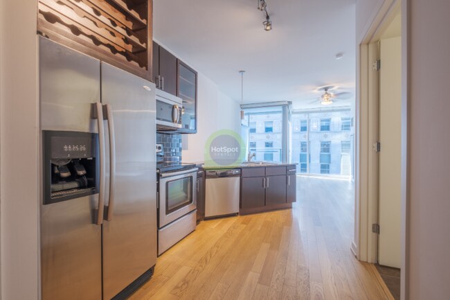 Photo - 161 W Kinzie St