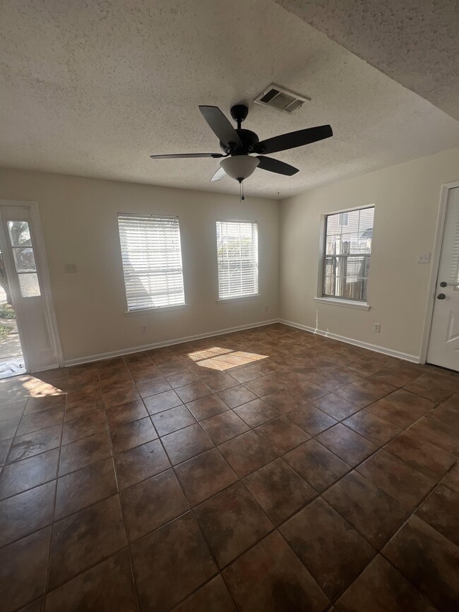 833 Harbor Bend Dr
