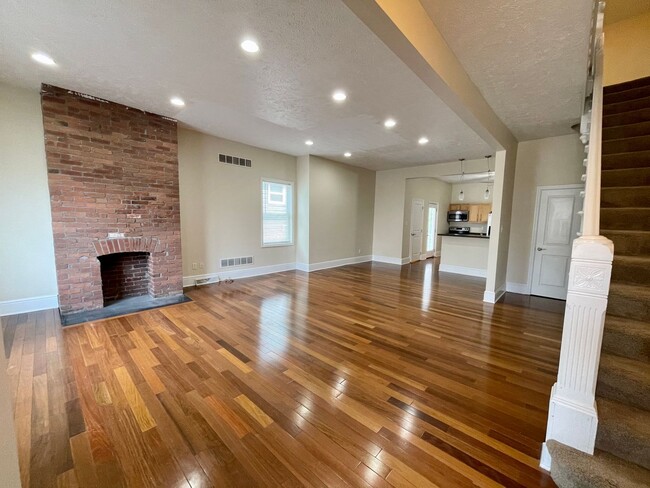 Amazing 4 Bedroom House! Hardwood, 2.5 Bat... - Amazing 4 Bedroom House! Hardwood, 2.5 Bat...