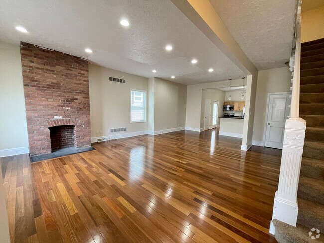 Building Photo - Amazing 4 Bedroom House! Hardwood, 2.5 Bat...