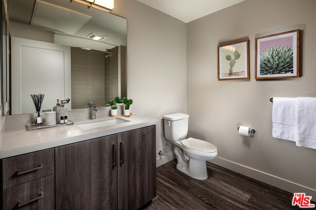 Photo - 687 S Hobart Blvd Unidad 354