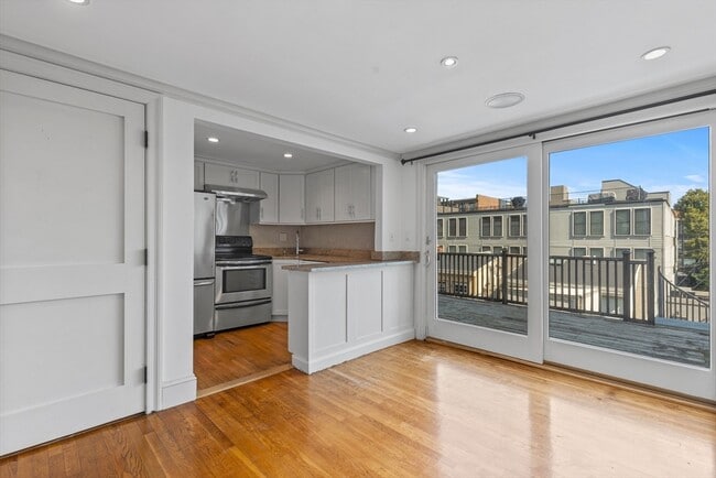 Photo - 256 W 3rd St Unidad 2