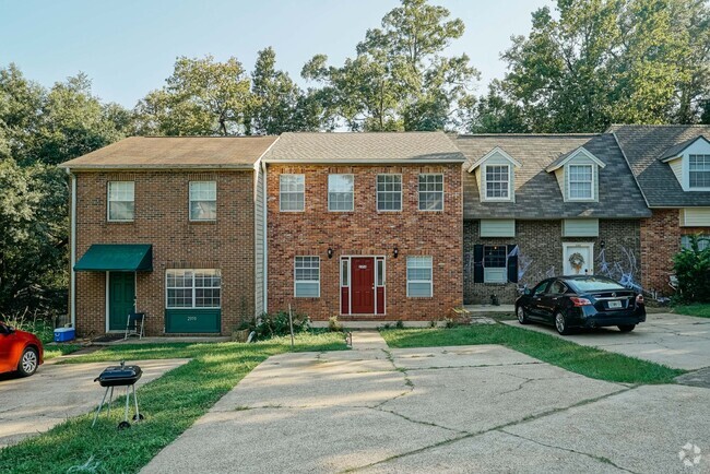 Building Photo - Super Cute 3 bedroom 3 bathroom townhome o...