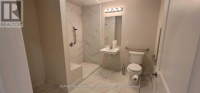 Photo - 32 Wellington St E Unité 102