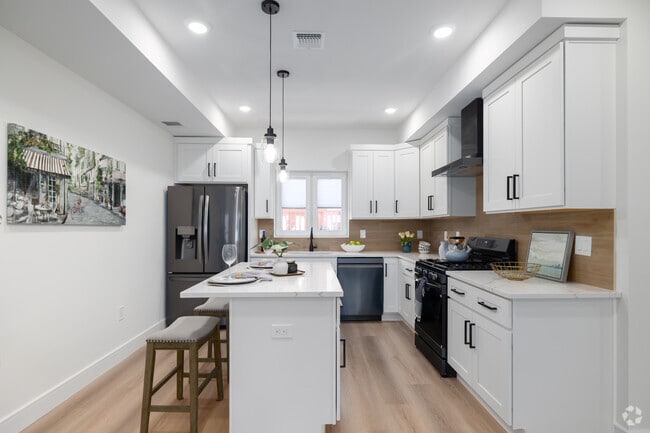 3 habitaciones, 1,5 baños - 1802 pies cuadrados - Cocina - 103-105 Munsell Ave