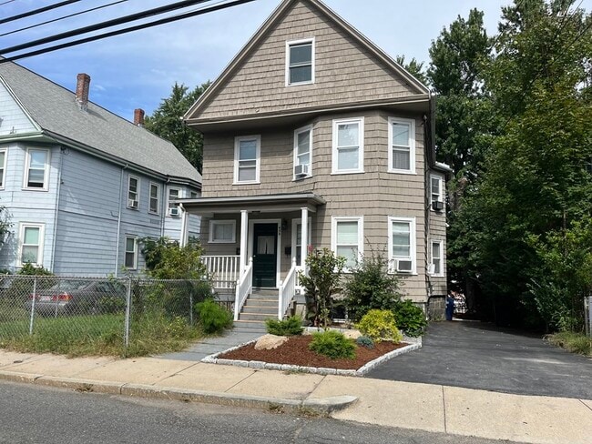 Building Photo - 454 Beech St Unit 2