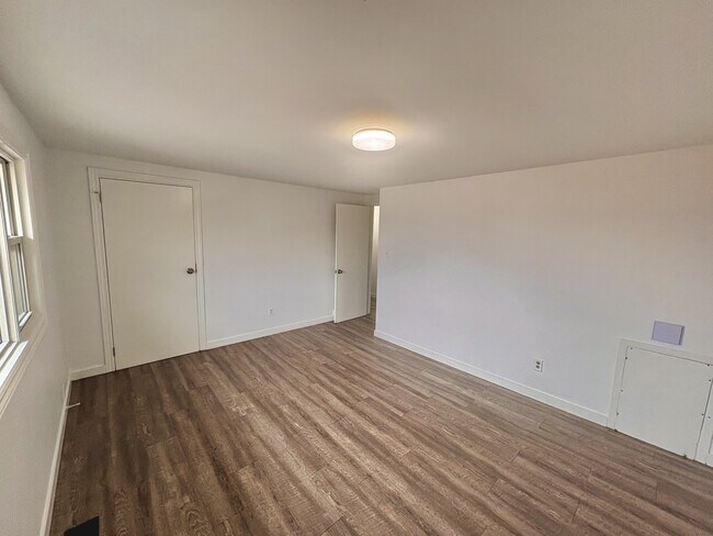 Photo - 766 Indian Rd N