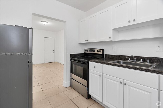 Building Photo - 2050 Lincoln Ave Unit 3 Rental