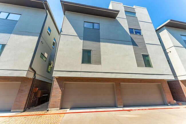 Building Photo - Welcome to a stunningly beautiful 2 bed 2.5 bath located in the heart of Austin, TX!