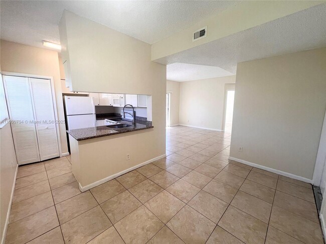 Photo - 731 Cypress Ln Unidad I8