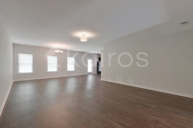 Photo - 471 White Oak Cir