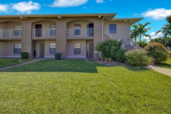 Building Photo - 145 Cypress Way E Unit D-4