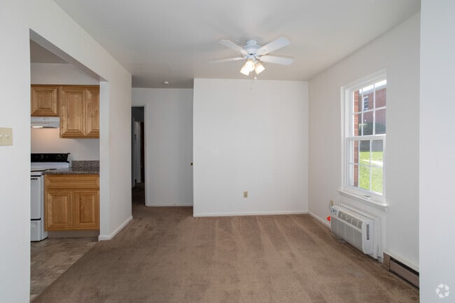 1BR, 1BA - 630SF - Dining Room - Oak Hollow Apartments