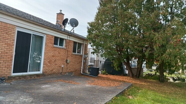 Photo - 15249 Roycroft St