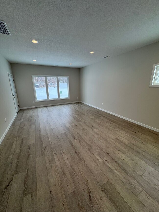 Photo - 1072 Emilee Ct