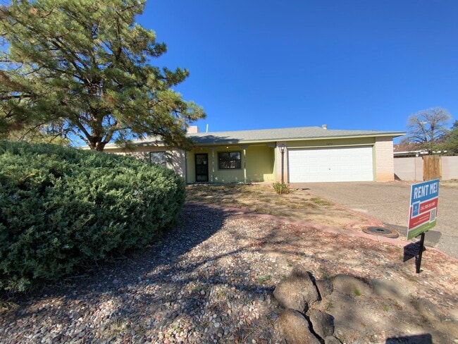 Building Photo - 3 Bedroom Single Story Home Available Near...