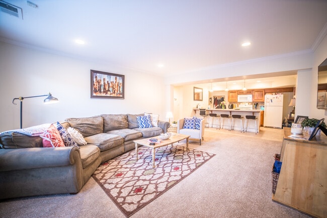 Building Photo - 4000 Oak St Unit 3