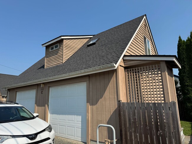 Building Photo - Primozich - Harrison Unit C Rental