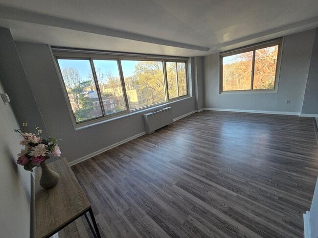 Building Photo - 4000 Tunlaw Rd NW Unit 4