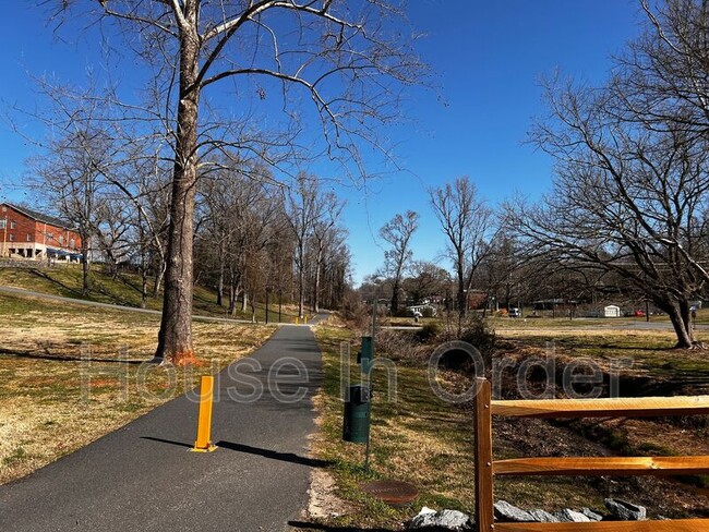 Photo - 200 Cowan St