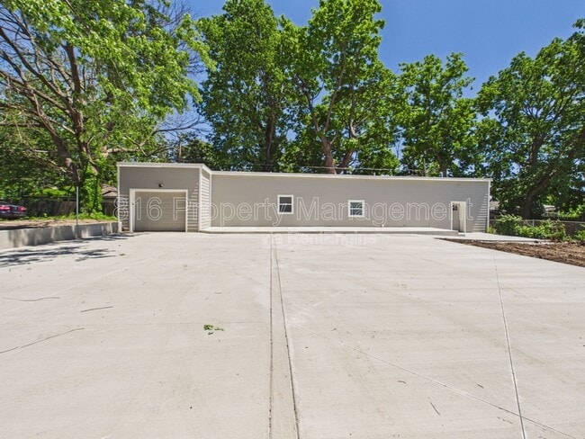 Building Photo - 633 S Fuller Ave