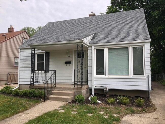 Building Photo - 233 De Villen Ave