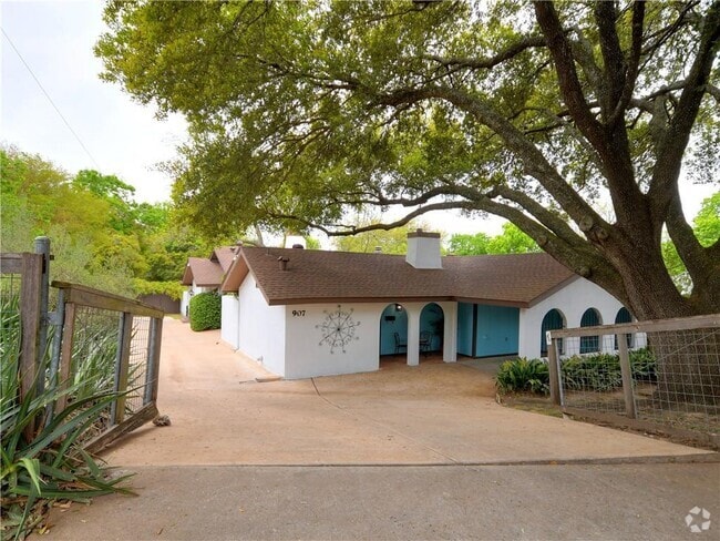 Building Photo - 907 E Live Oak St Rental