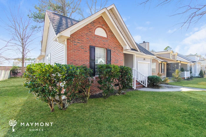 Photo - 208 Salusbury Ln