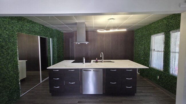 10 Hobbs St