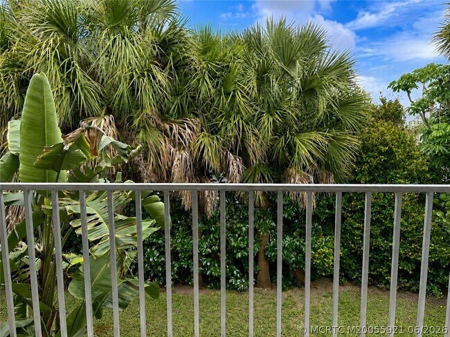 615 NW Oleander St Unit 202