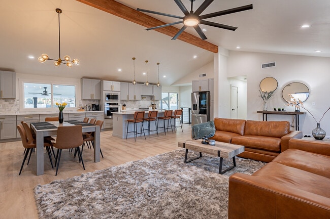 Building Photo - 126 E Palmcroft Dr