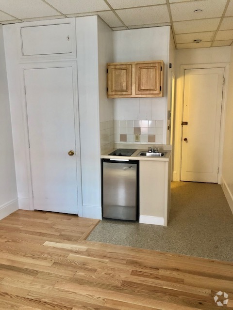 Building Photo - 256 Newbury St Unit 4 Rental