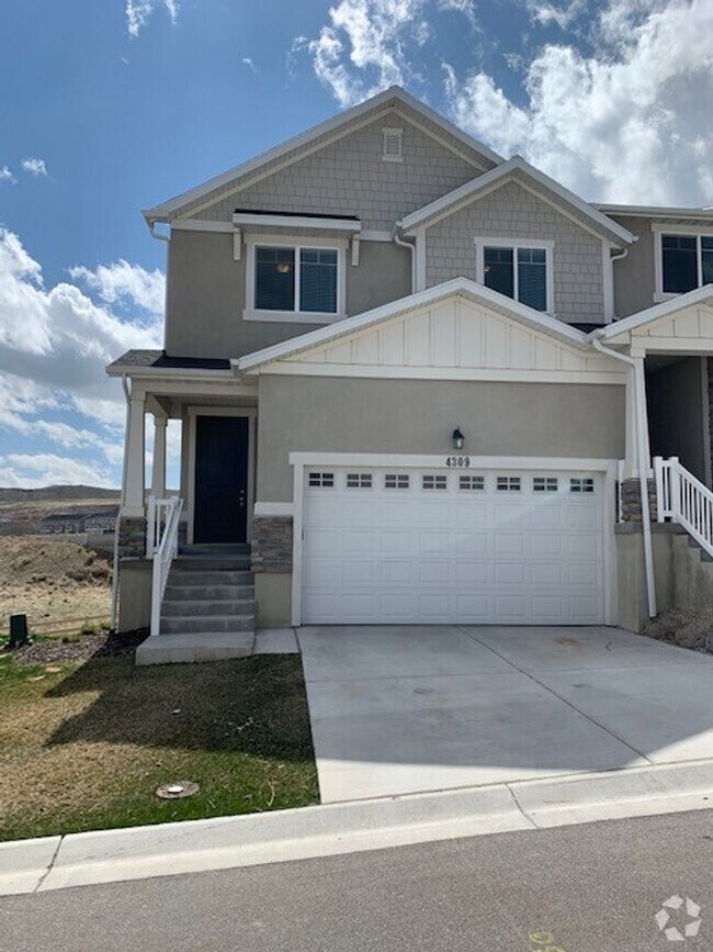 Building Photo - Beautiful Townhome in Great Location!