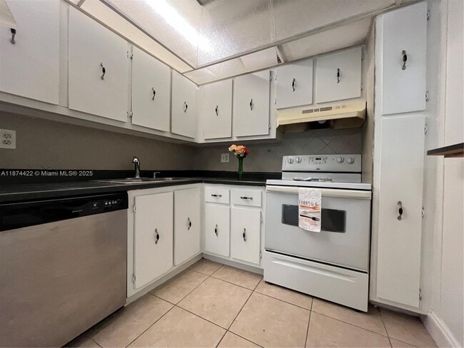 Building Photo - 4354 NW 9th Ave Unit 13-3C Rental