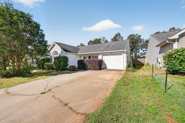 Building Photo - Lovely Patio Home with Sunroom!