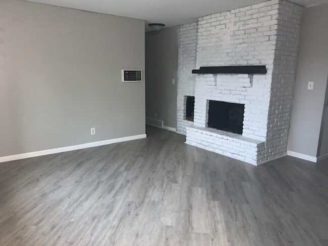 Building Photo - 5 bedroom 3 bathroom! Rental