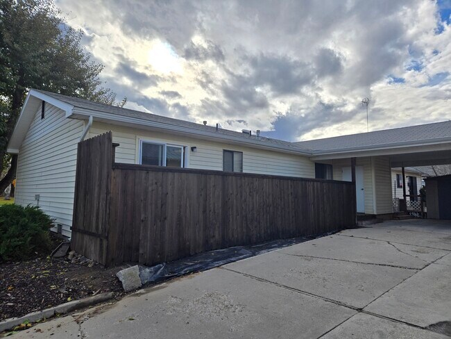 Photo - 935 Center Ave Unit Spacious Duplex