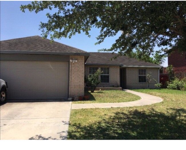 Parking...Front de automóviles con doble entrada - 1920 Beatrice Ave