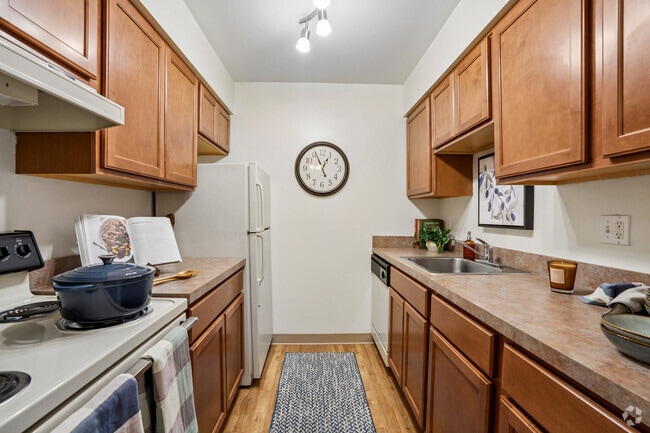 2BR, 1BA - 830SF - Kitchen - Oak Brook Gardens
