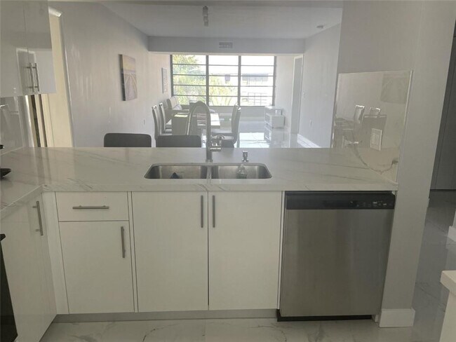 Building Photo - 1721 Whitehall Dr Unit 404