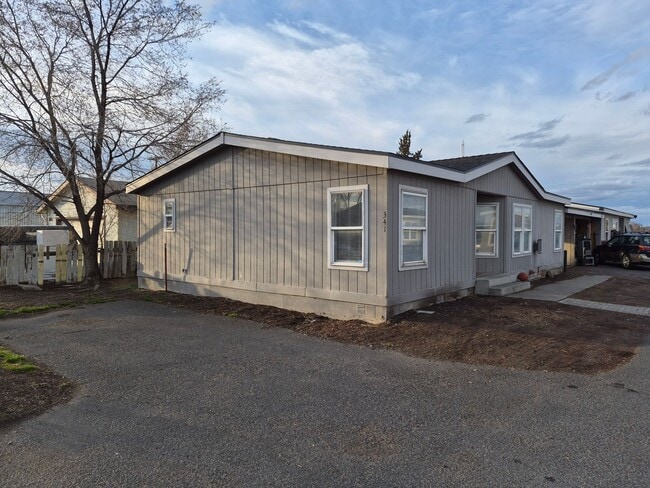 Building Photo - 341-343 NW Hemlock Ct Unit 341