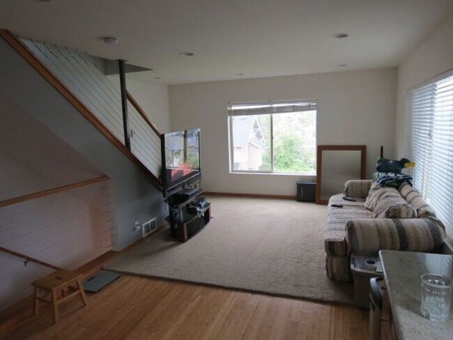 Photo - Beautiful 2 Bed Townhome Conveniently Located In Seattle!